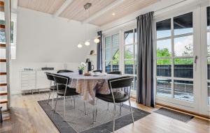 エーベルトフトにあるAwesome Home In Ebeltoft With 3 Bedrooms And Wifiのダイニングルーム(テーブル、椅子付)