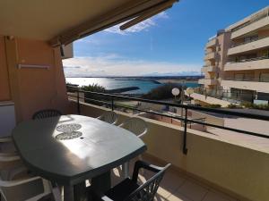 Balkón alebo terasa v ubytovaní Beau 3P en bord de mer avec piscine et box privatif - FR-1-472A-272
