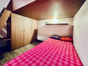 瓦勒迪澤爾的住宿－Studio Val-d'Isère, 1 pièce, 5 personnes - FR-1-411-871，小房间,地板上设有粉红色地毯