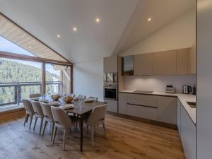 Kuchnia lub aneks kuchenny w obiekcie Penthouse rénové à Courchevel avec parking et Wi-Fi - FR-1-563-130