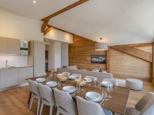 jadalnia z drewnianym stołem i krzesłami w obiekcie Penthouse rénové à Courchevel avec parking et Wi-Fi - FR-1-563-130 w Courchevel +6 zdjęć