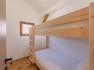 Łóżko lub łóżka w pokoju w obiekcie Penthouse rénové à Courchevel avec parking et Wi-Fi - FR-1-563-130
