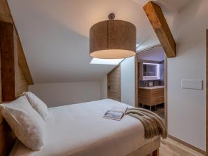 Łóżko lub łóżka w pokoju w obiekcie Penthouse rénové à Courchevel avec parking et Wi-Fi - FR-1-563-130
