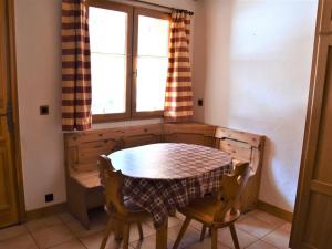 Posedenie v ubytovaní Appartement en Chalet - Terrasse, Proche Pistes, Centre et Téléphérique, Animaux Admis - FR-1-464-215
