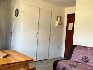ein Wohnzimmer mit einem Sofa, einem Tisch und einem Schrank in der Unterkunft Appartement Villard-de-Lans, 2 pièces, 4 personnes - FR-1-515-164 in Villard-de-Lans