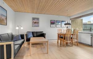 スケーエンにあるNice Home In Skagen With Wifiのリビングルーム(ソファ、テーブル付)