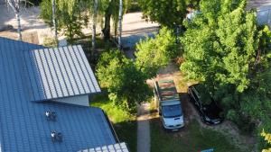 una vista aérea de un camión estacionado al lado de una casa en Galeria Kolorów - Apartament with a garden, en Łódź