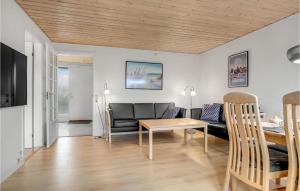 スケーエンにあるNice Home In Skagen With Wifiのリビングルーム(ソファ、テーブル付)