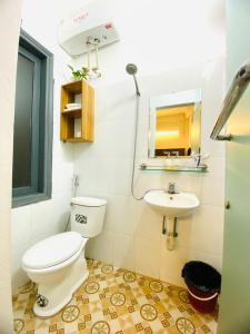 a bathroom with a toilet and a sink at Hanoi Sunrise Homestay Long Biên in Hanoi
