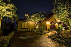 a house at night with a driveway at Anthurium house in Fortuna