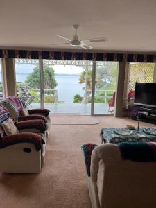 TV a/nebo společenská místnost v ubytování Tamaterau Seaview House in Whangarei
