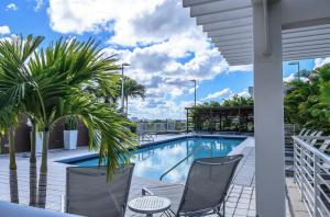 vistas a la piscina desde el balcón de un hotel en Platinum 2BD 2BTH at Midblock en Miami