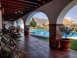 a courtyard with a swimming pool in a house at Palacio Del Cobre in Tepoztlán