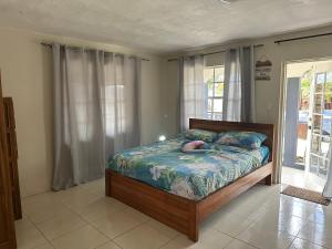 a bedroom with a bed and a window at Studio - begane grond - poolside in Kralendijk