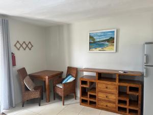 a kitchen with a table and chairs and a desk at Studio - begane grond - poolside in Kralendijk