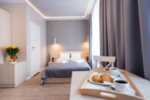 เตียงในห้องที่ Apartamenty Platinia - komfortowe noclegi Kraków Stare Miasto