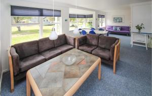 uma sala de estar com um sofá e uma mesa em 2 Bedroom Lovely Home In Sams em Onsbjerg