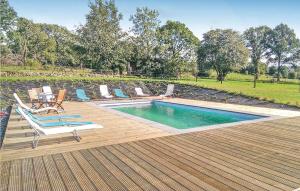 una terraza con sillas y una piscina en Les Brumes, en Manhay