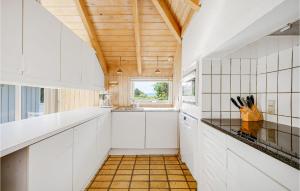 Kuchyň nebo kuchyňský kout v ubytování Holiday Home Tulipanvej Fjerritslev I