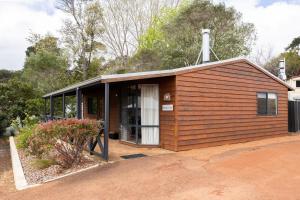 un pequeño edificio con una cruz encima en Nornalup Riverside Chalets, en Nornalup