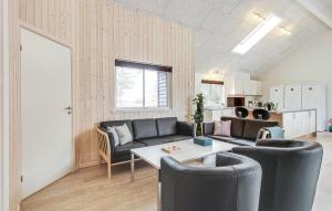 sala de estar con sofá, mesa y sillas en 8 Bedroom Beautiful Home In Bogense, en Bogense