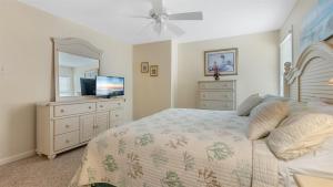 1 dormitorio con 1 cama con TV y vestidor en 509 E 15th Ave, Unit F, en North Wildwood