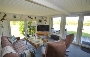 Μια τηλεόραση ή/και κέντρο ψυχαγωγίας στο Beautiful Home In Glesborg With Wifi