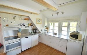 Η κουζίνα ή μικρή κουζίνα στο Beautiful Home In Glesborg With Wifi