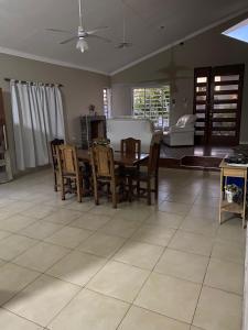 Hermosa Casa con Quincho y pileta في لا باندا: غرفة طعام وغرفة معيشة مع طاولة وكراسي