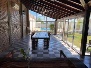 uma sala de jantar com uma mesa e cadeiras num piso em xadrez em Hermosa Casa con Quincho y pileta em La Banda