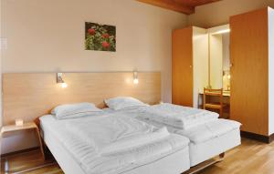 Cozy Apartment In Allinge With Wifi客房内的一张或多张床位