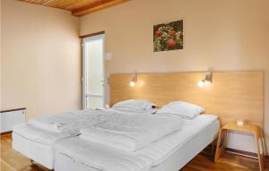 Cozy Apartment In Allinge With Wifi客房内的一张或多张床位