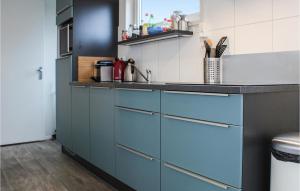 Η κουζίνα ή μικρή κουζίνα στο Nice Ship In Aalsmeer With Kitchen