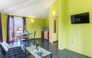 - un salon avec un canapé et une table dans l'établissement Beautiful Apartment In Liznjan With 1 Bedrooms, Wifi And Outdoor Swimming Pool, à Ližnjan