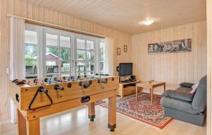 BroagerにあるBeautiful Home In Broager With 4 Bedrooms, Sauna And Wifiのリビングルーム(テーブルサッカー、ソファ付)
