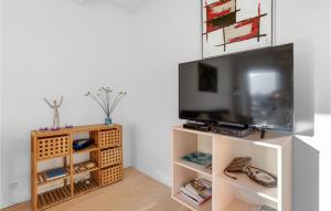 TV a/nebo společenská místnost v ubytování Cozy Apartment In Allinge With Wifi