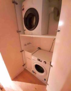 y baño pequeño con lavadora y secadora. en Melbourne City Central Apartment - 296 en Melbourne