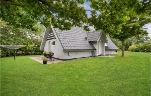 エーベルトフトにあるAmazing Home In Ebeltoft With 4 Bedrooms And Saunaの庭葺き白屋根