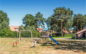 einen Park mit Spielplatz mit Rutsche in der Unterkunft Buitengoed Het Lageveld - 93 in Hoge-Hexel