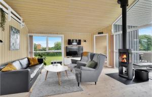 ein Wohnzimmer mit einem Sofa und einem Kamin in der Unterkunft 3 Bedroom Nice Home In Faaborg in Fåborg