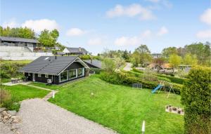 una vista aérea de una casa con patio en 3 Bedroom Lovely Home In Aabenraa en Åbenrå