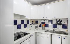 Kuchyňa alebo kuchynka v ubytovaní Pet Friendly Apartment In Torrevieja