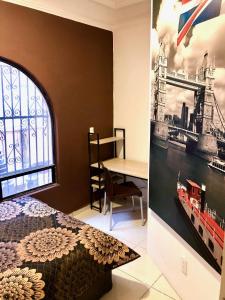 1 dormitorio con 1 cama y una foto del puente de la torre en ROOMIES HOSTEL Centro médico en Ciudad de México