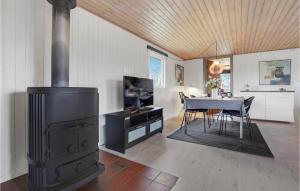 SkovbyにあるStunning Home In Sydals With 3 Bedrooms, Sauna And Wifiのリビングルーム(コンロ、ダイニングテーブル付)