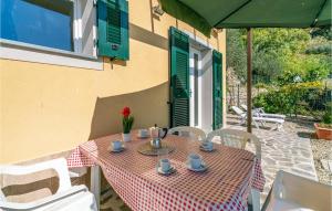 a table with a red and white checkered table cloth at La Casa Gialla in Framura