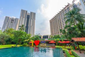 una piscina en una ciudad con edificios altos en The Sultan Hotel & Residence Jakarta, en Yakarta