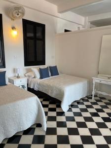 1 dormitorio con 2 camas y suelo a cuadros en 704 vista casco antiguo y nuevo en Cartagena de Indias