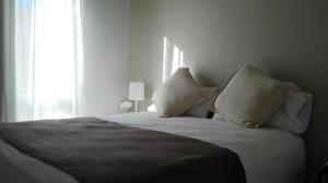 Una cama o camas en una habitación de Amura Suites