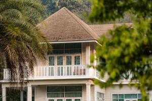 ein Haus mit Balkon darüber in der Unterkunft The Vintage Hotel KhaoYai in Nong Nam Daeng