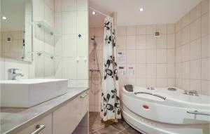 Łazienka z umywalką i wanną obok toalety w obiekcie 3 Bedroom Pet Friendly Home In Rm w mieście Bolilmark